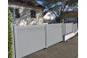 Installer des lames décoratives pour clôture aluminium motif bulle