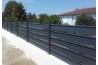Installation d'un panneau de clôture en aluminium avec entretoises doubles