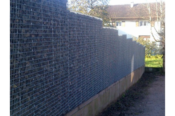 Mur de clôture en gabion...