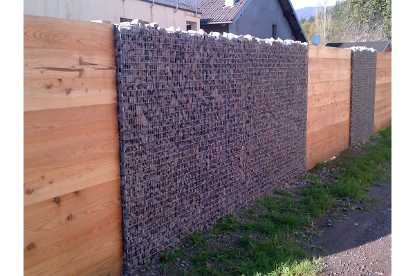 Mur de clôture en gabion...