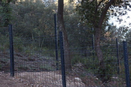 Comment poser une clôture rigide sur un terrain en pente ?