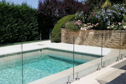 Tout savoir sur la clôture piscine réglementation, solution, installation, prix